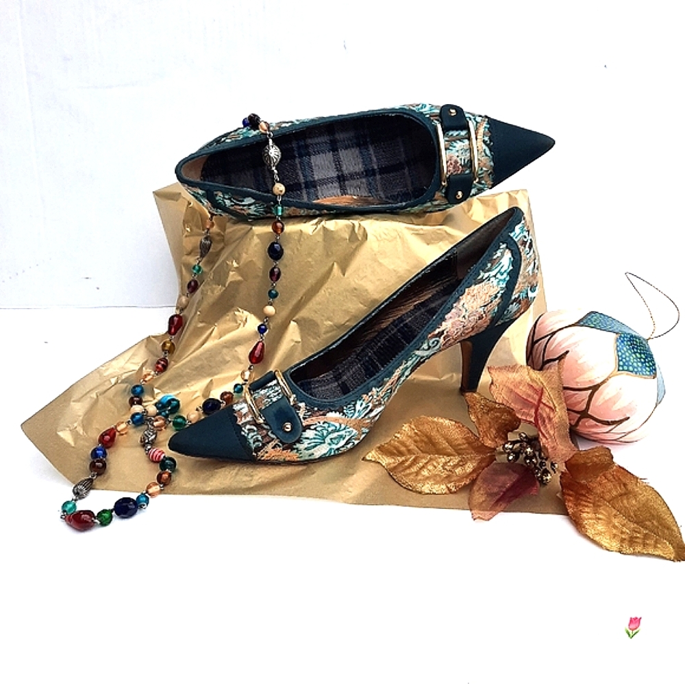 Vintage Pumps Teal, Gold